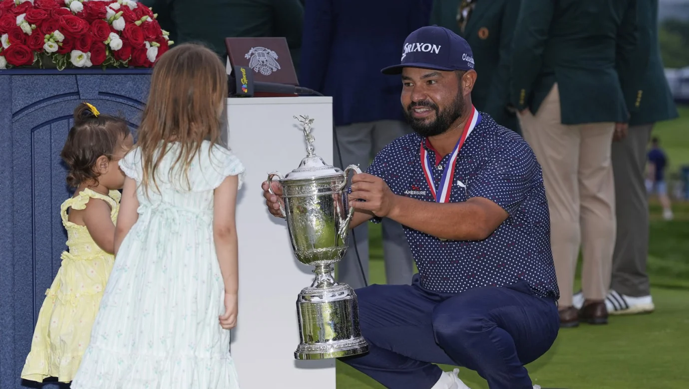 J.J. Spaun slaví svůj triumf na U.S. Open 2025 společně se svými dětmi Emerson a Violet