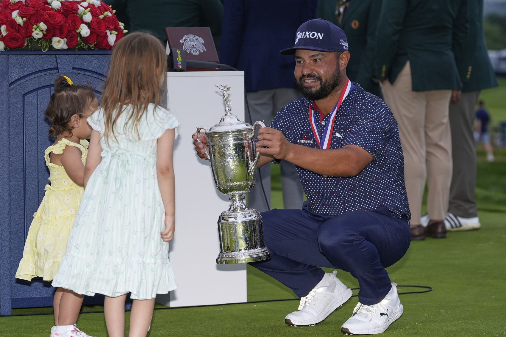 J.J. Spaun slaví svůj triumf na U.S. Open 2025 společně se svými dětmi Emerson a Violet