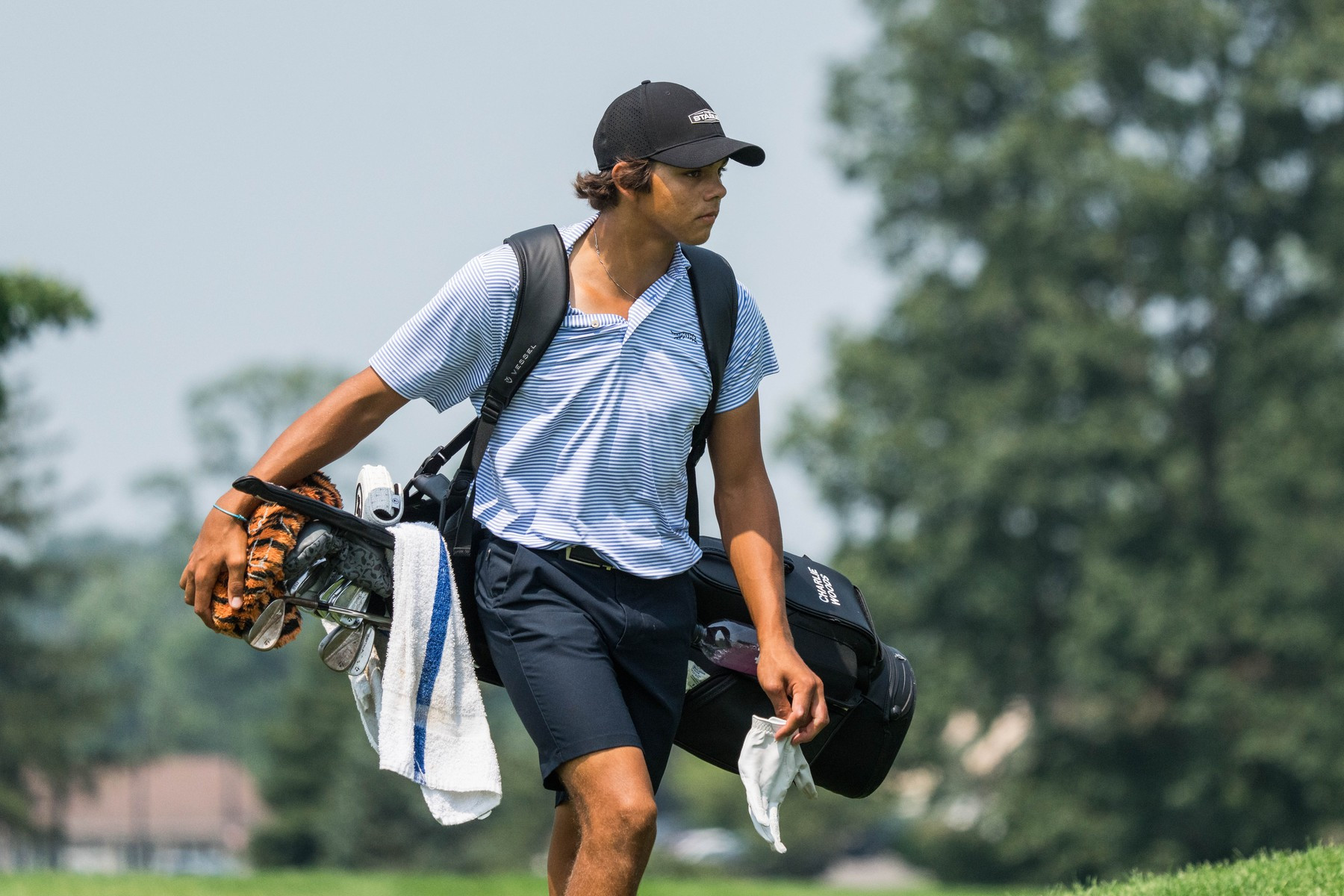 Charlie Woods pomohl jako caddie svému kamarádovi k senzační účasti na U.S. Open