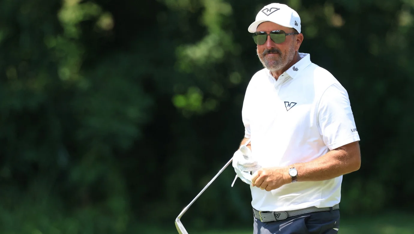 Golfová legenda Phil Mickelson se po sérii kontroverzí stáhla z veřejnosti a chybí na největších turnajích sezony