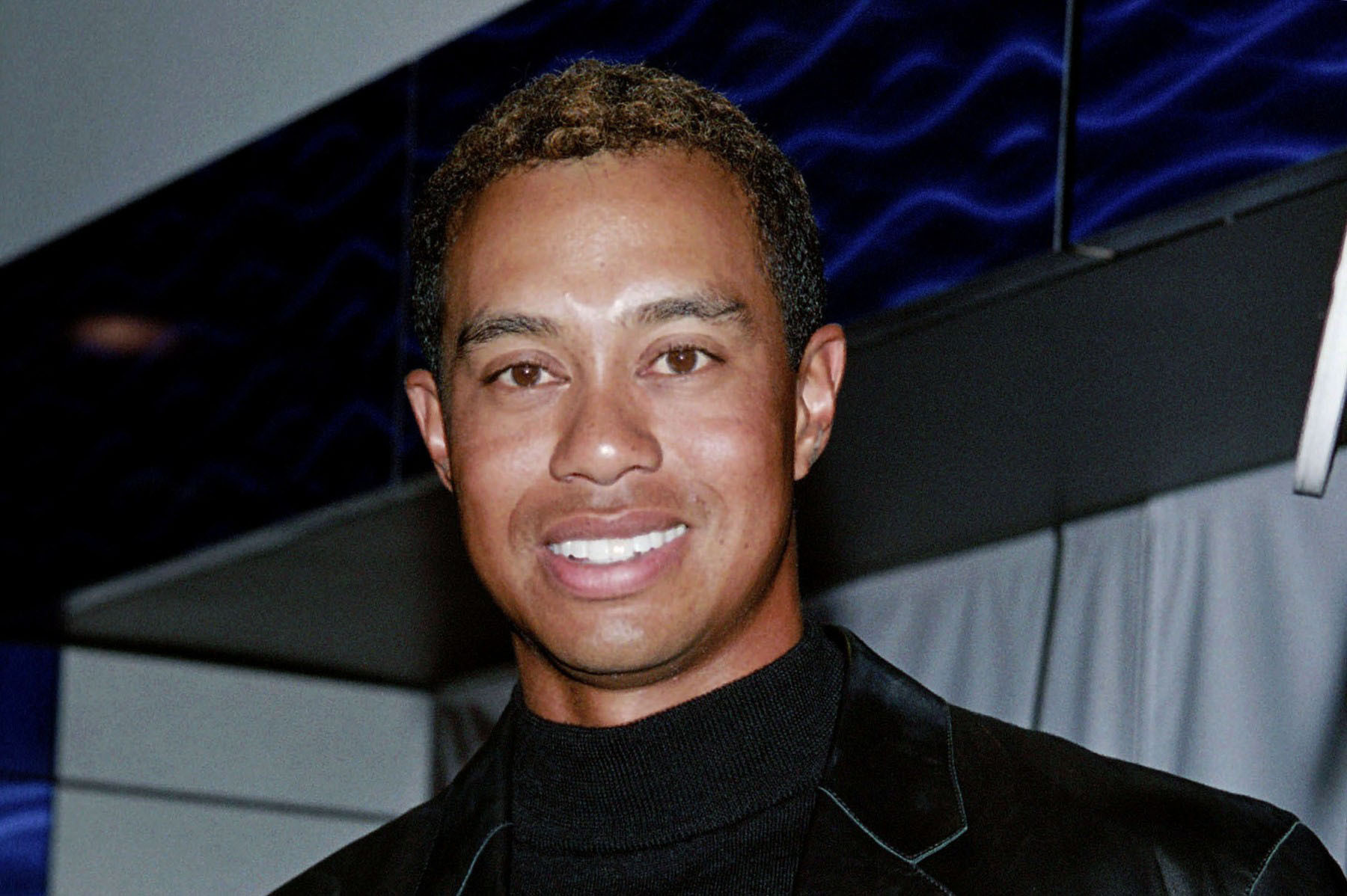 Tiger Woods se po dvanáctitýdenní rehabilitaci ve Švýcarsku vrátil na americkou půdu, aby čelil právním následkům své nehody