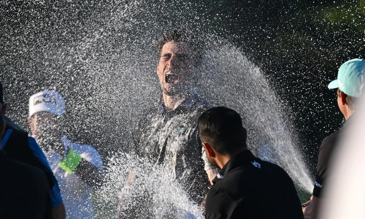 Niemann skočil salto vzad po vítězství na LIV Golf. DeChambeau skáče, jak AI pískne