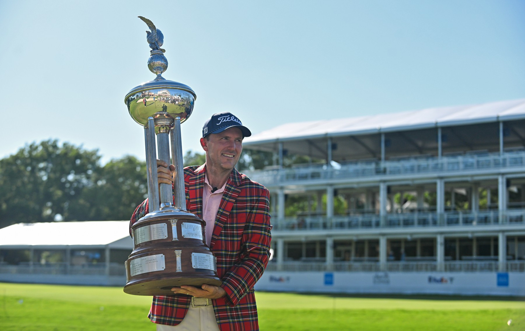 Russell Henley drží Leonard Trophy poté, co ve finálovém kole turnaje PGA Charles Schwab Challenge zvítězil v dramatickém Play-off