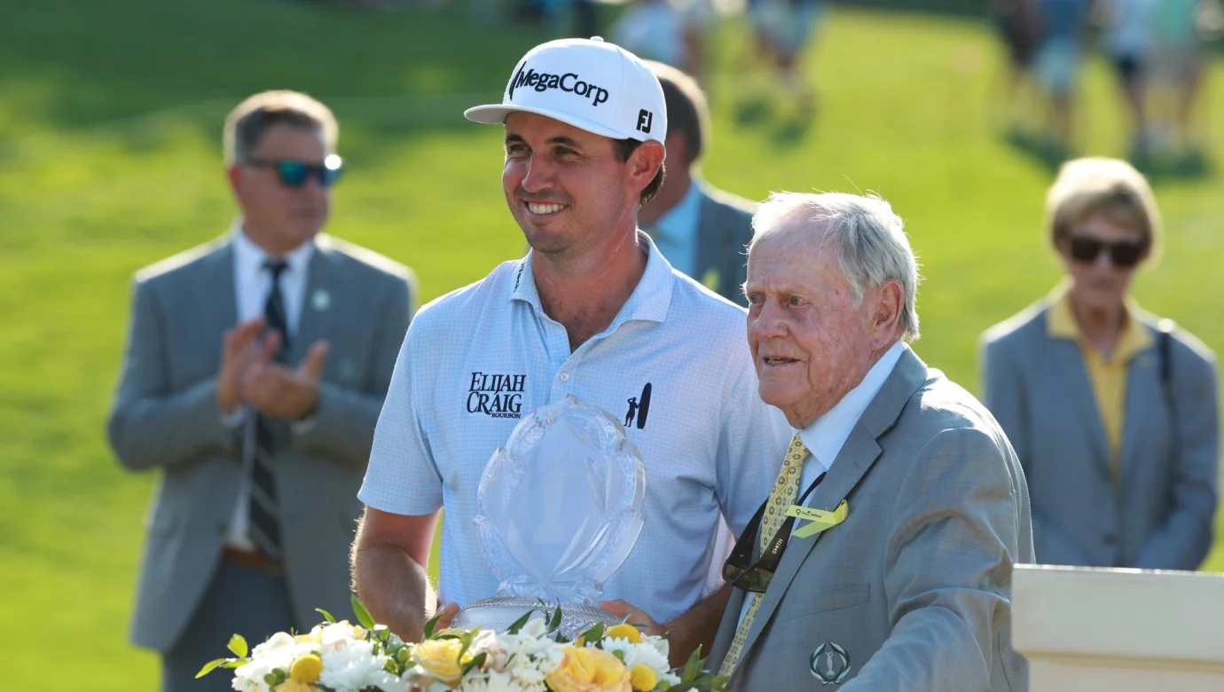 J.T. Poston pózuje s trofejí, po boku legendy Jacka Nicklause, po vítězství na turnaji The Memorial Tournament