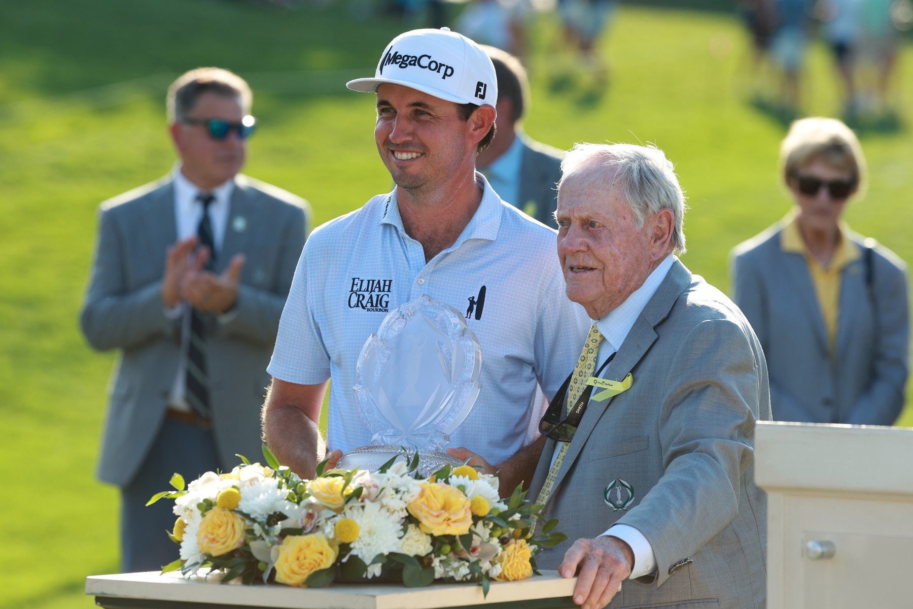 J.T. Poston pózuje s trofejí, po boku legendy Jacka Nicklause, po vítězství na turnaji The Memorial Tournament