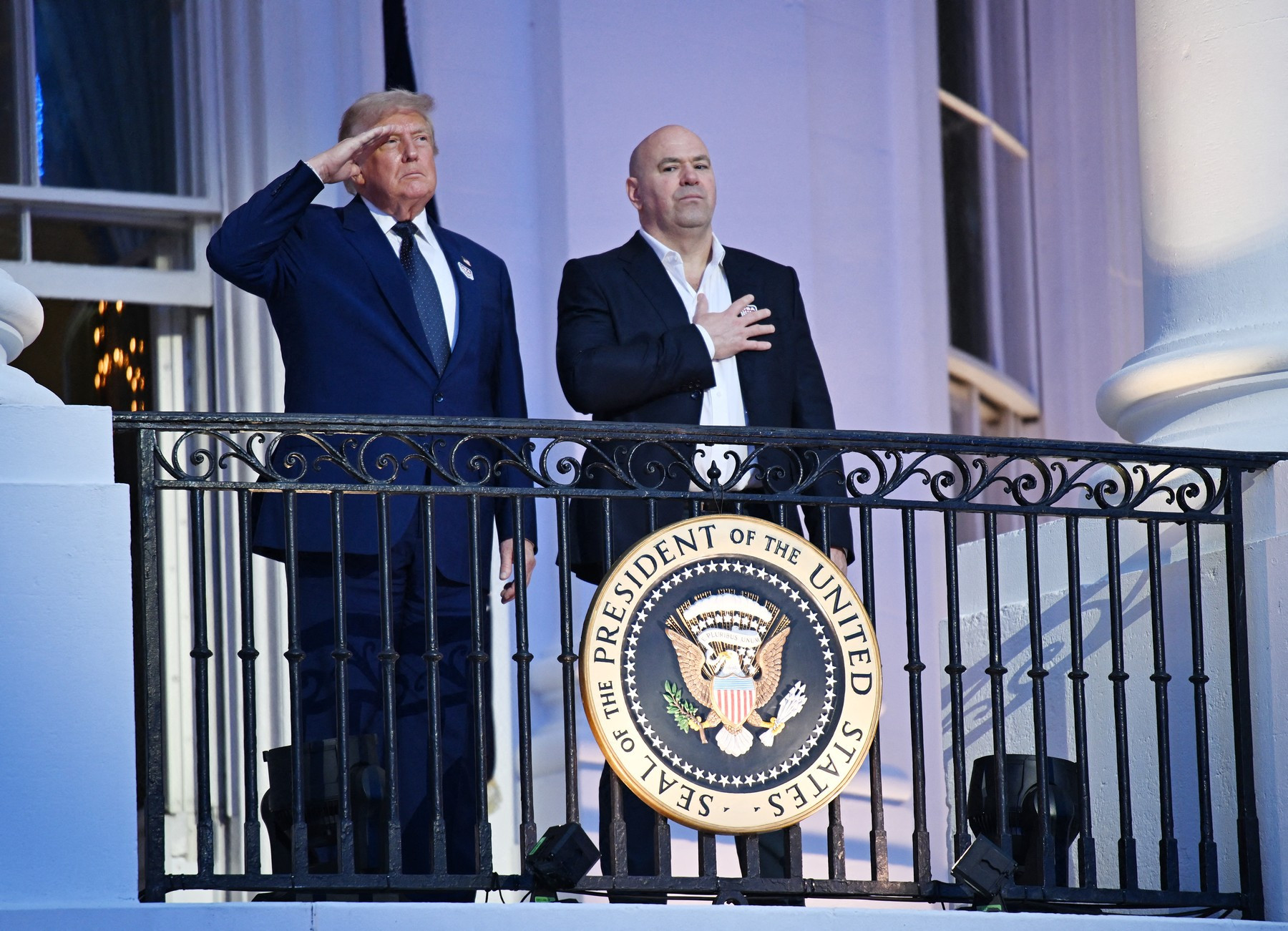 Donald Trump a šéf UFC Dana White během americké hymny před galavečerem Freedom 250 UFC na Jižním trávníku Bílého domu.