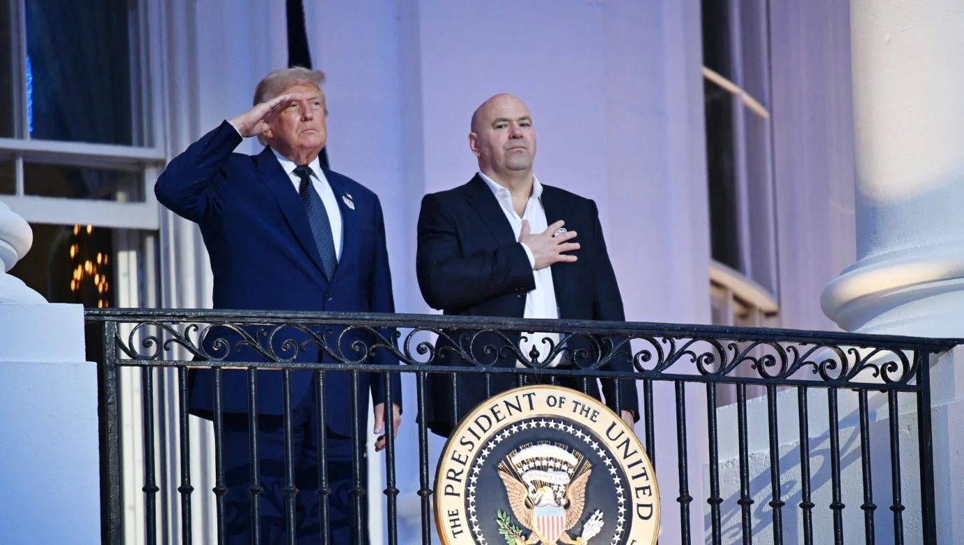 Donald Trump a šéf UFC Dana White během americké hymny před galavečerem Freedom 250 UFC na Jižním trávníku Bílého domu.