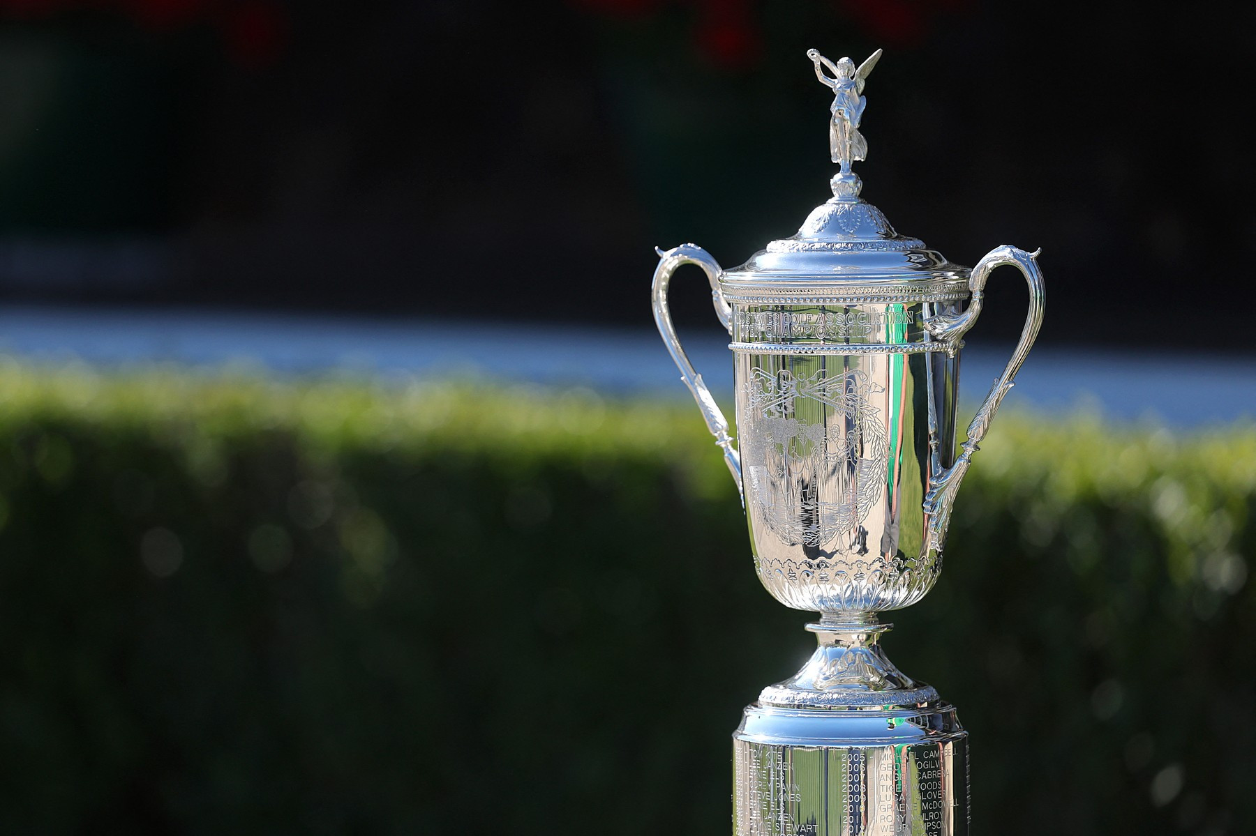 Legendární trofej U.S. Open před klubovnou Shinnecock Hills, dějištěm 126. ročníku jednoho z nejnáročnějších golfových turnajů světa