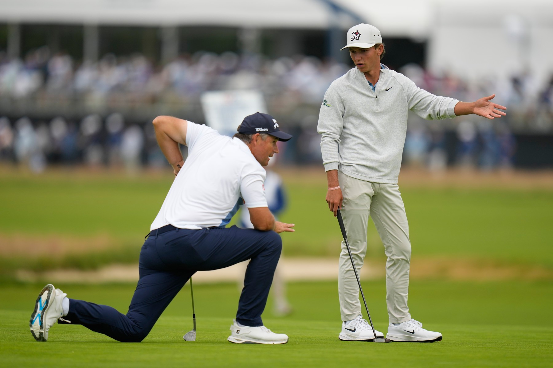 Miles Russell (vprvo) a Padraig Harrington diskutují na čtvrté jamce během prvního kola golfového turnaje U.S. Open v Shinnecock Hills