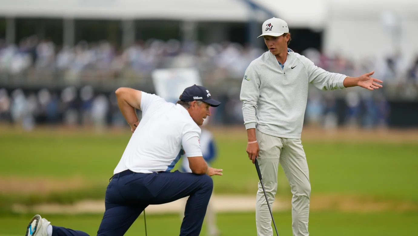 Miles Russell (vprvo) a Padraig Harrington diskutují na čtvrté jamce během prvního kola golfového turnaje U.S. Open v Shinnecock Hills