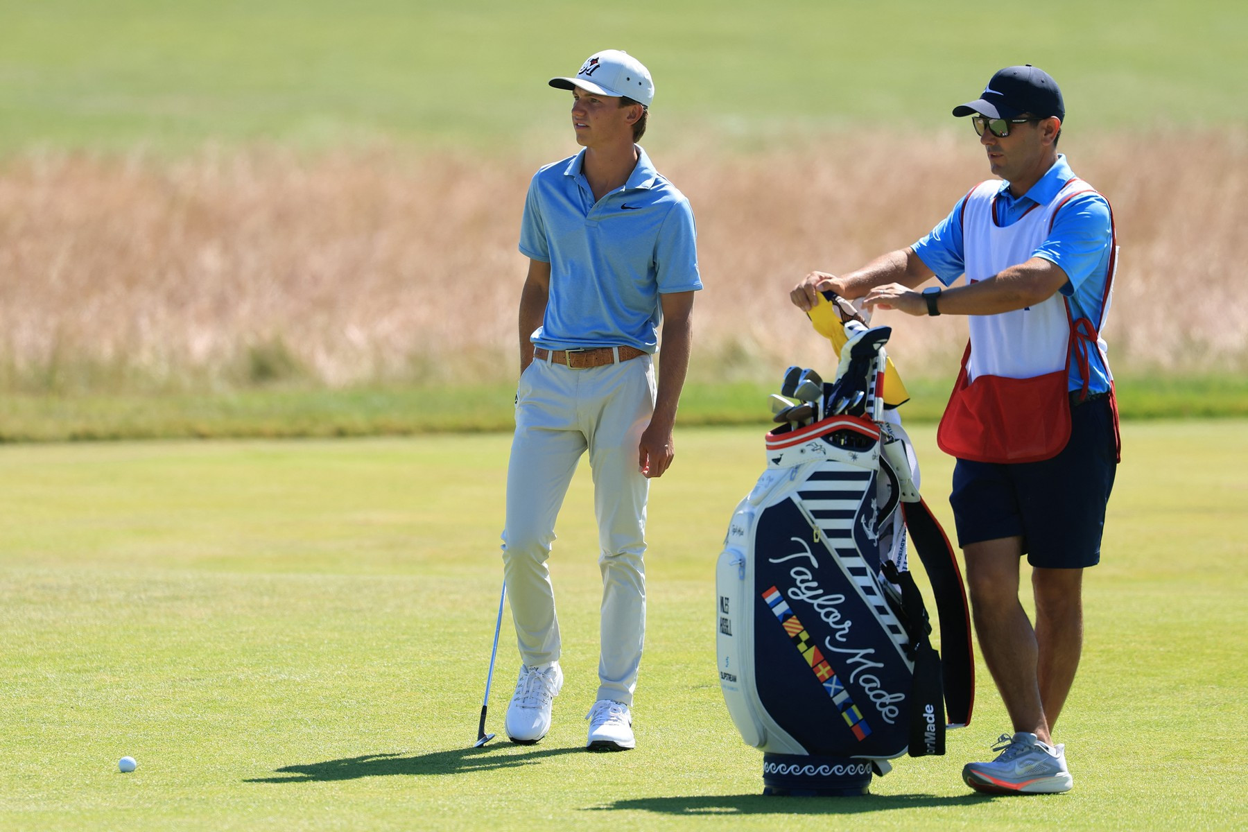 Miles Russell si na Den otců splnil přání. Ve finálovém kole U.S. Open mu dělal caddieho jeho otec Ted Russell.