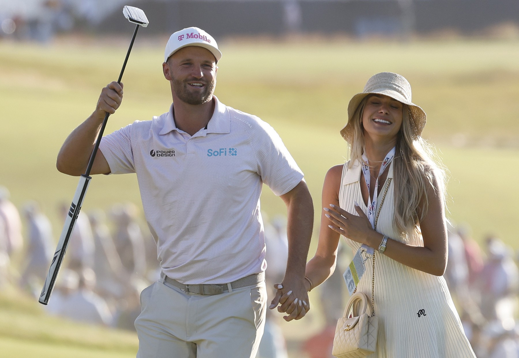 Wyndham Clark se po triumfu na U.S. Open radoval se svou přítelkyní Emily Tanner, která ho po celý týden v Shinnecock Hills podporovala přímo na místě.
