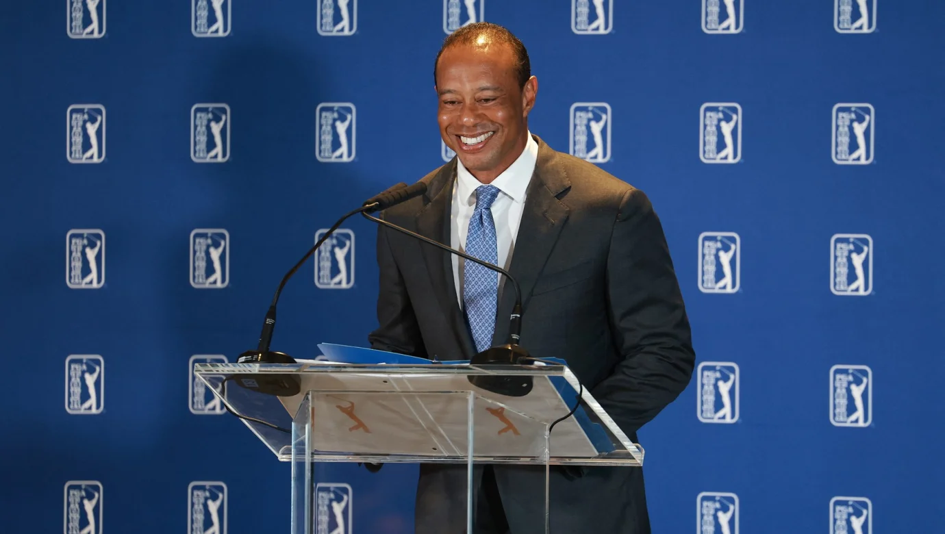 Tiger Woods na tiskové konferenci PGA Tour před turnajem Travelers Championship na hřišti TPC River Highlands