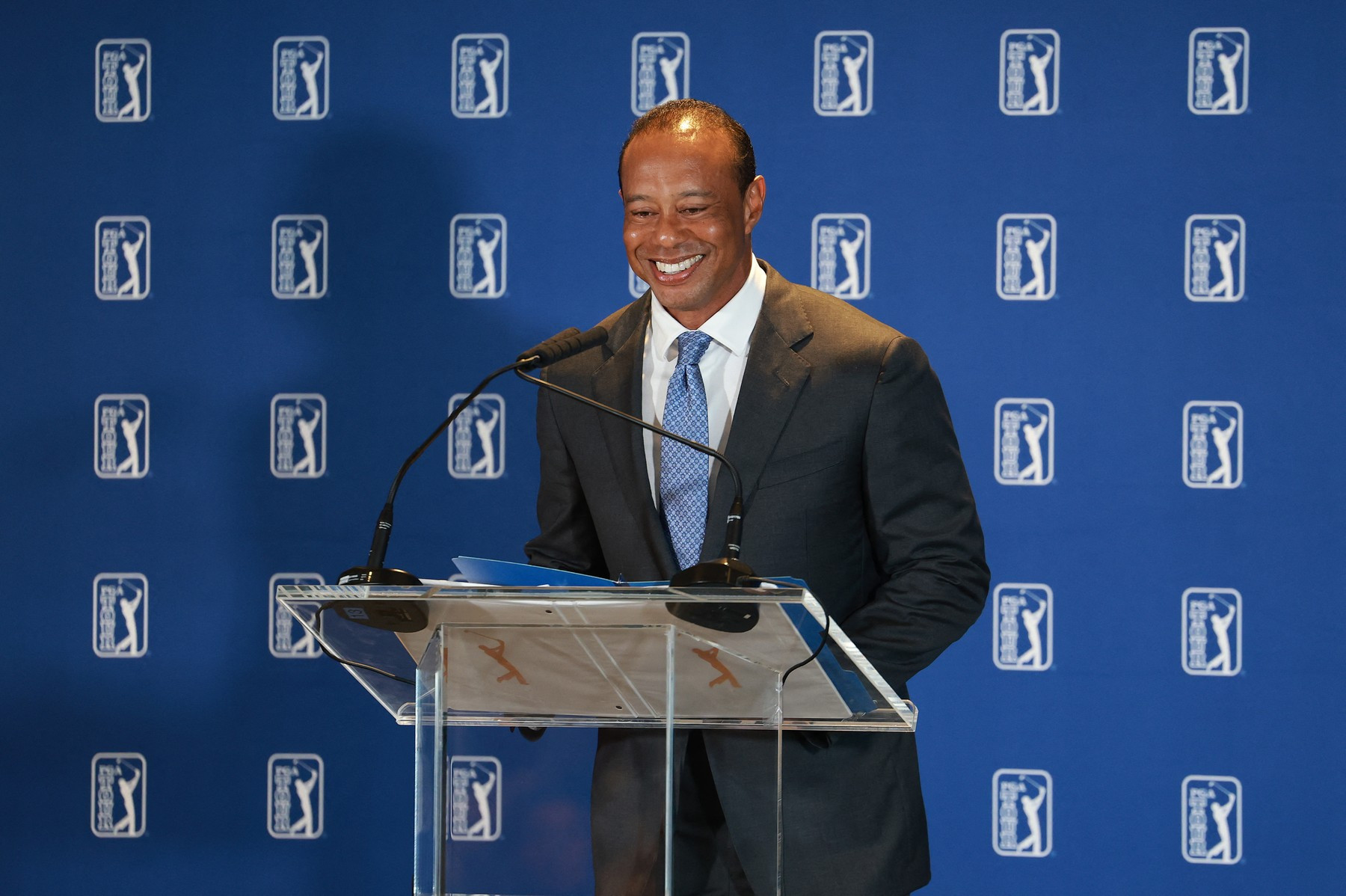 Tiger Woods na tiskové konferenci PGA Tour před turnajem Travelers Championship na hřišti TPC River Highlands