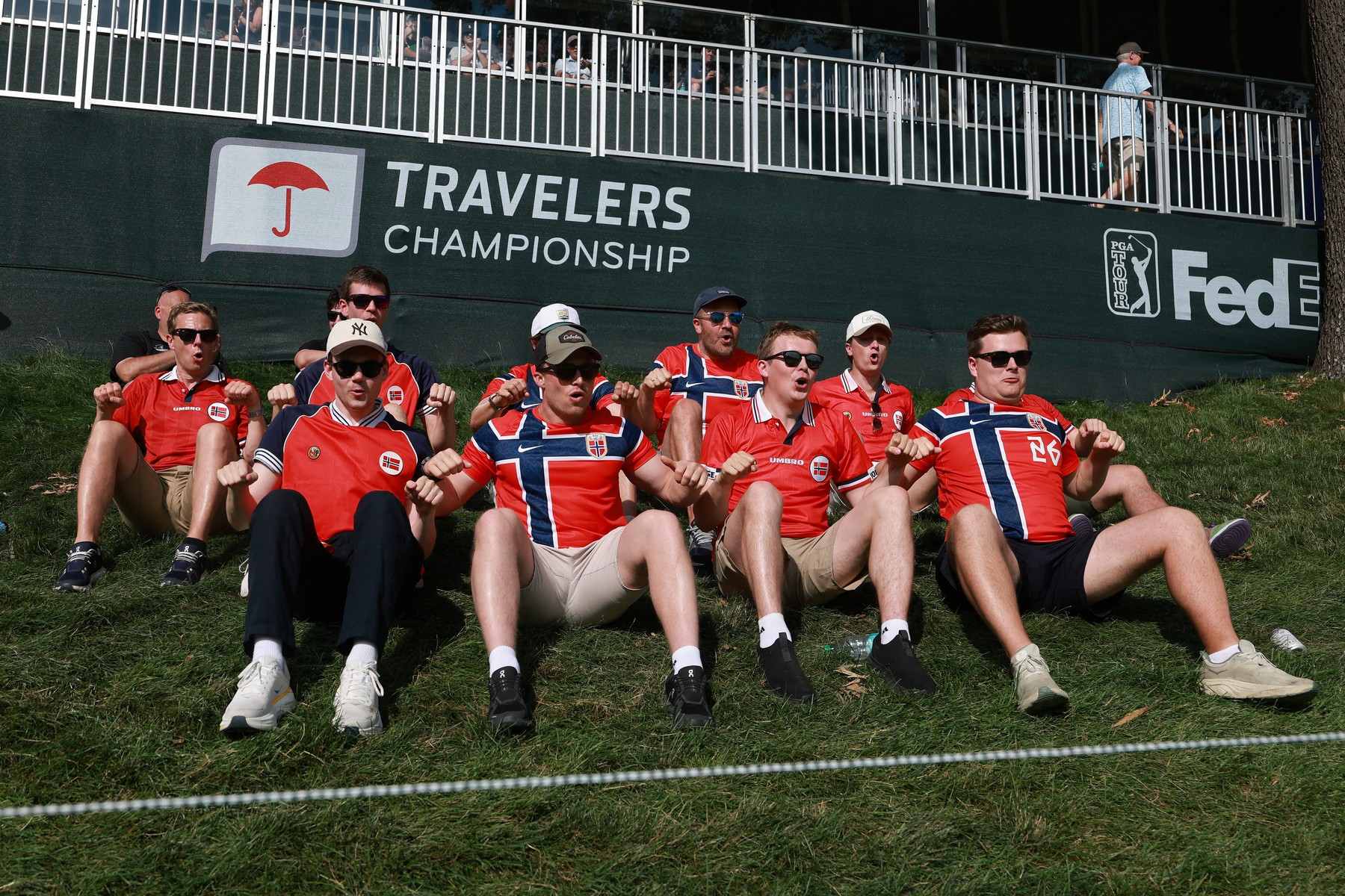 Viktor Hovland vede Travelers Championship. Jeho fanoušci to oslavují netradičním hromadným veslováním