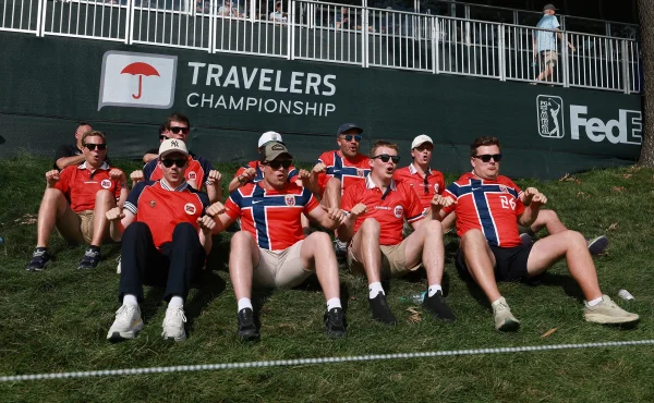 Video: Golfové greeny v Connecticutu zaplavilo vikingské veslování. Norové baví svět