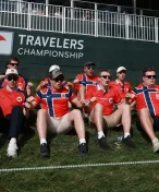 Video: Golfové greeny v Connecticutu zaplavilo vikingské veslování. Norové baví svět