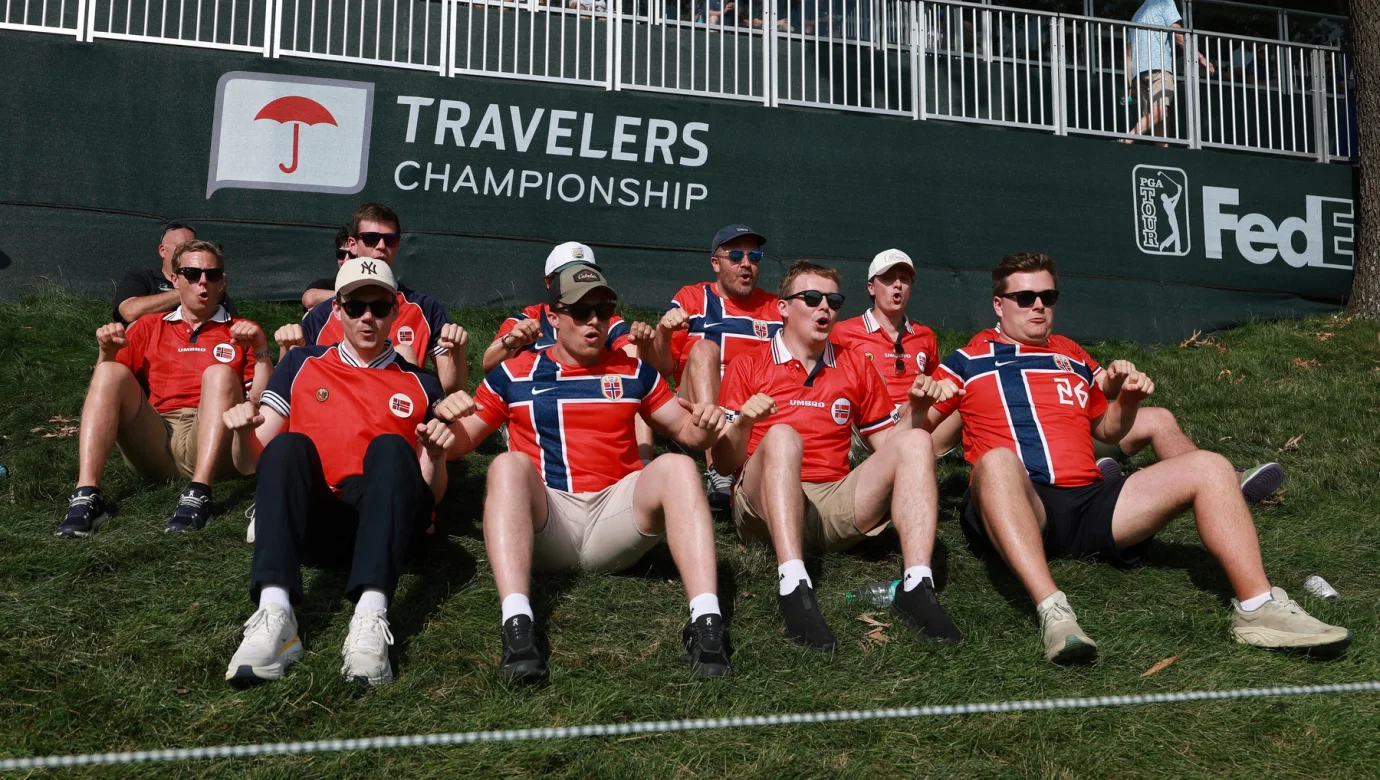 Viktor Hovland vede Travelers Championship. Jeho fanoušci to oslavují netradičním hromadným veslováním