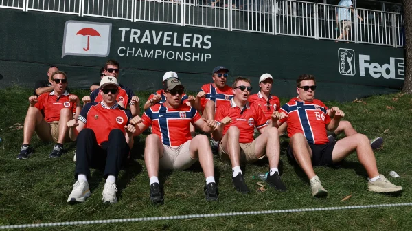 Video: Golfové greeny v Connecticutu zaplavilo vikingské veslování. Norové baví svět