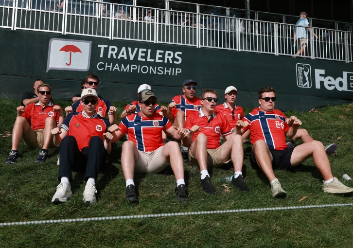 Video: Golfové greeny v Connecticutu zaplavilo vikingské veslování. Norové baví svět