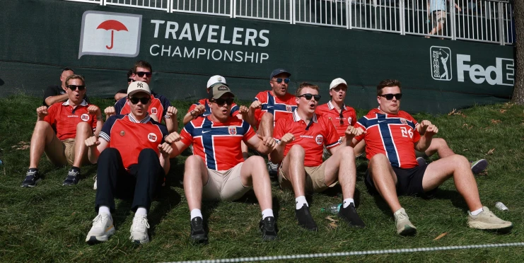 Video: Golfové greeny v Connecticutu zaplavilo vikingské veslování. Norové baví svět