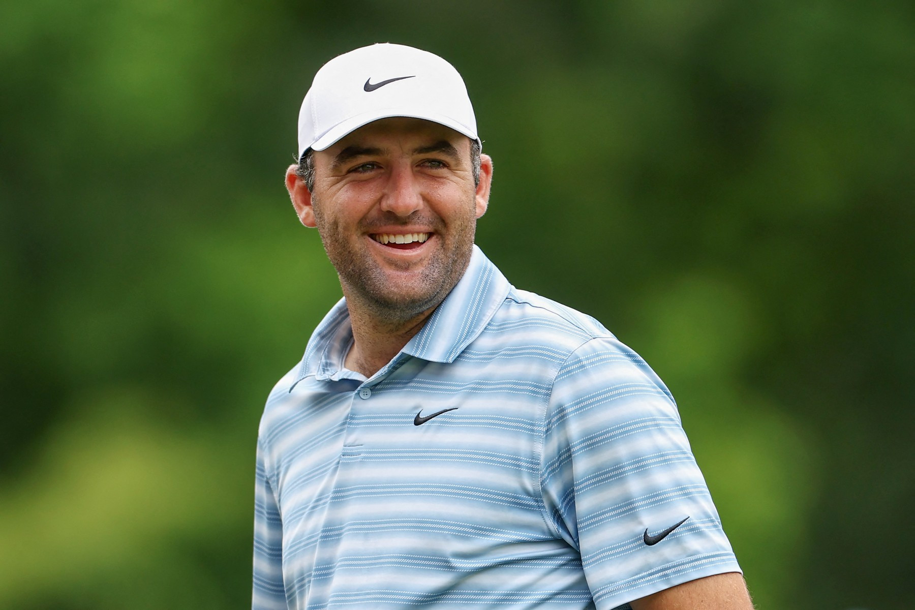 Scottie Scheffler míří na první odpaliště během druhého kola turnaje Travelers Championship 2026 na hřišti TPC River Highlands