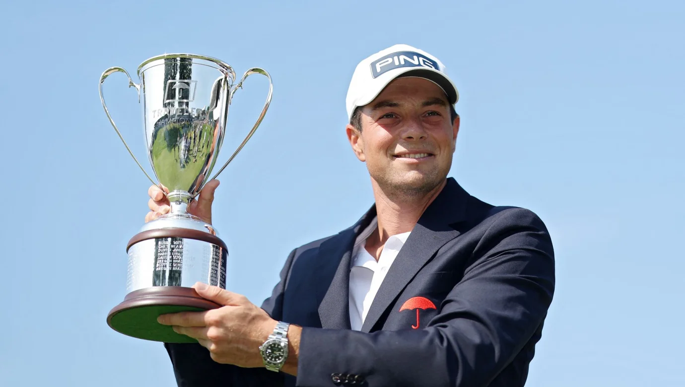 Viktor Hovland pózuje s trofejí pro vítěze Travelers Championship poté, co v dramatickém play-off ovládl turnaj v TPC River Highlands