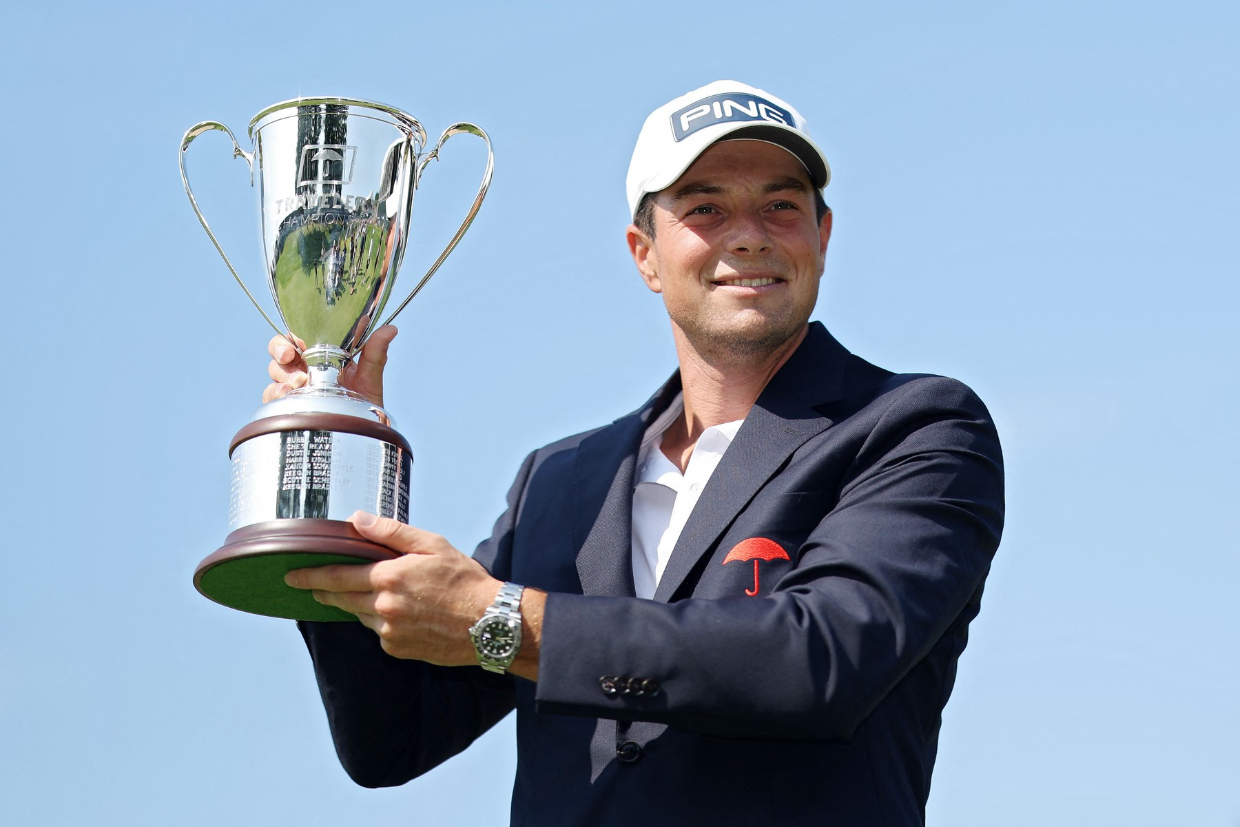 Viktor Hovland pózuje s trofejí pro vítěze Travelers Championship poté, co v dramatickém play-off ovládl turnaj v TPC River Highlands