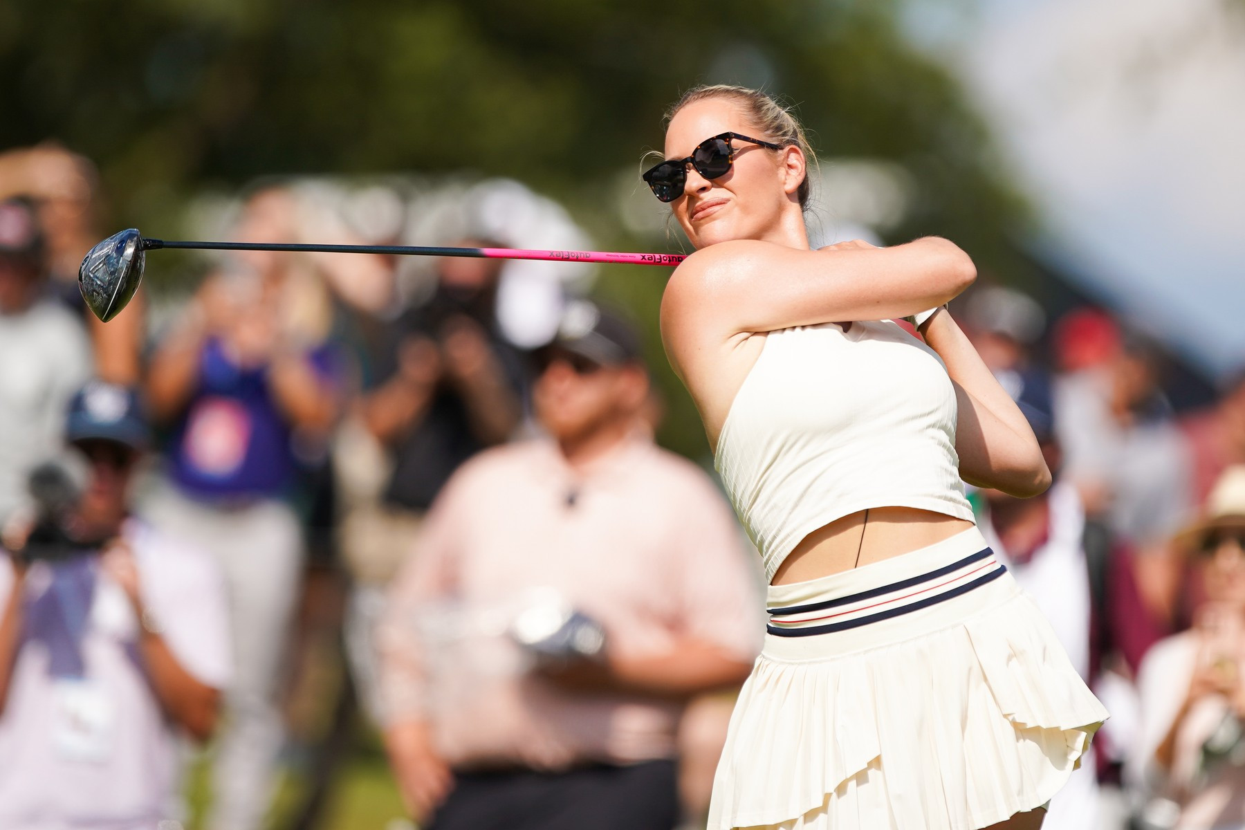 Paige Spiranac už potvrdila své golfové kvality během exhibice Creator Classic. Tentokrát ji čeká další velká výzva v podobě souboje s vyzyvatelkou Claire Hogle