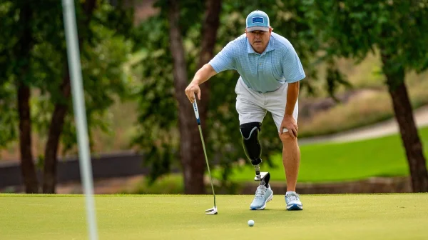 Nehoda ho upoutala na vozík. Dnes inspiruje handicapované golfisty na US Adaptive Open