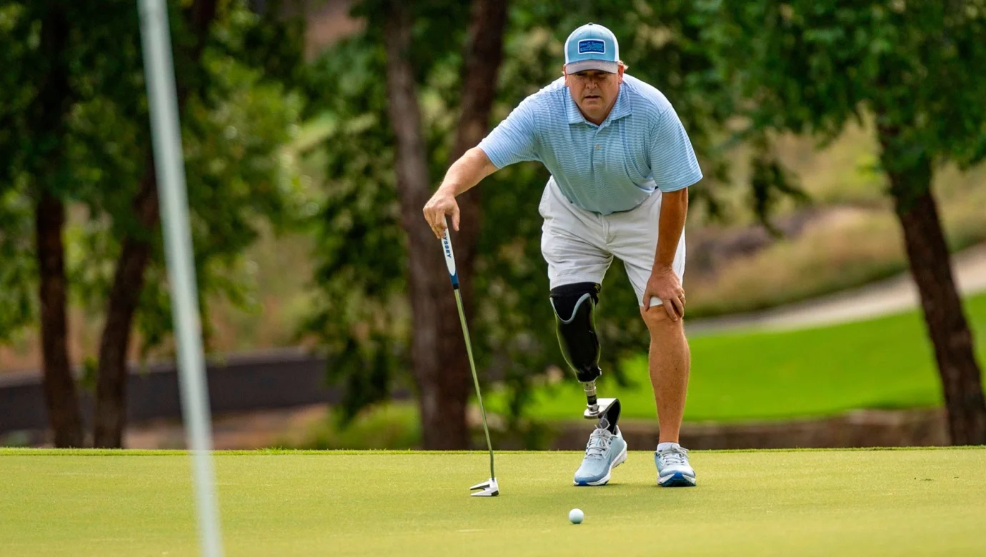 Garrett Smyth po amputaci pravé nohy znovu našel cestu ke golfu. Letos startuje na U.S. Adaptive Open v Marylandu