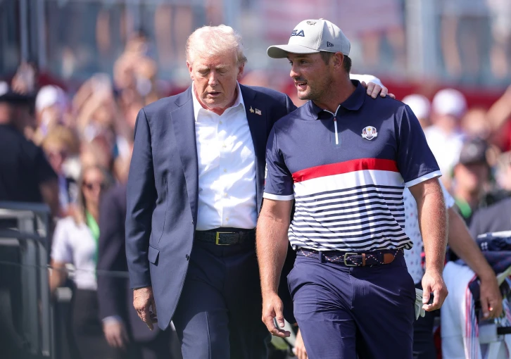 Skandál na The Open: DeChambeau chtěl do sporu s rozhodčími zatáhnout Donalda Trumpa