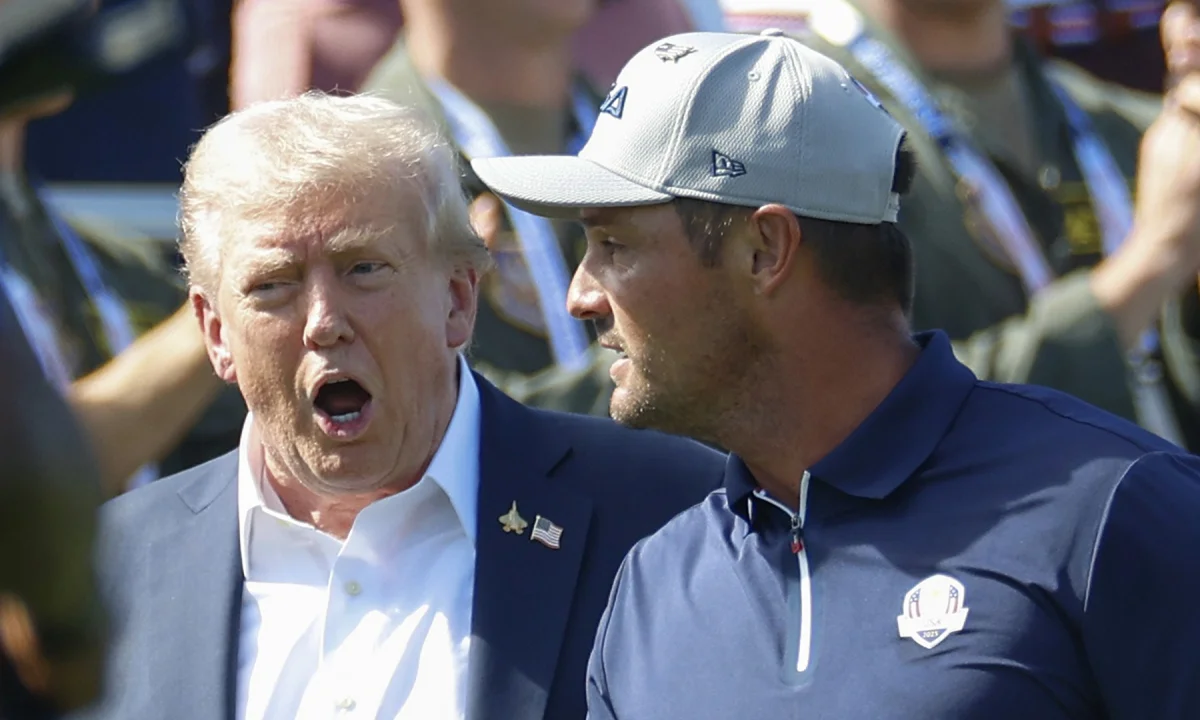 Trump se zastal DeChambeaua a zkritizoval rozhodčí. Penalizace byla nespravedlivá