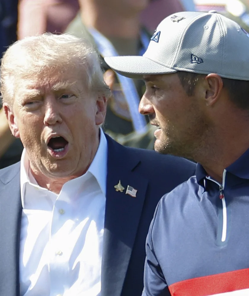 Trump se zastal DeChambeaua a zkritizoval rozhodčí. Penalizace byla nespravedlivá