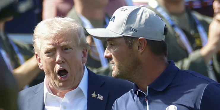 Trump se zastal DeChambeaua a zkritizoval rozhodčí. Penalizace byla nespravedlivá
