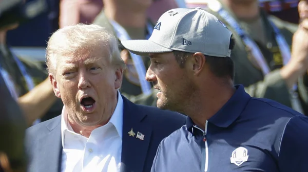 Trump se zastal DeChambeaua a zkritizoval rozhodčí. Penalizace byla nespravedlivá