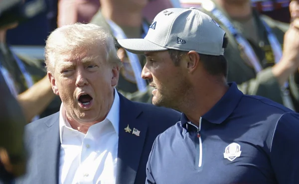 Trump se zastal DeChambeaua a zkritizoval rozhodčí. Penalizace byla nespravedlivá