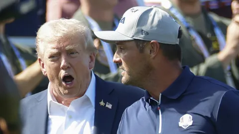 Trump se zastal DeChambeaua a zkritizoval rozhodčí. Penalizace byla nespravedlivá