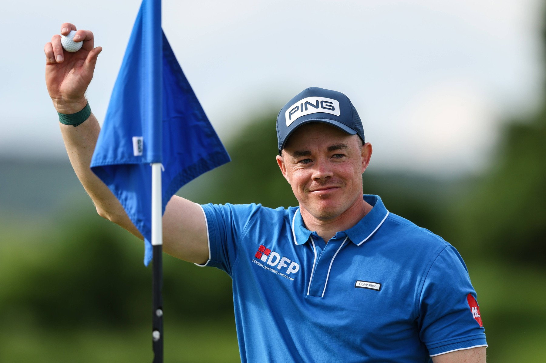 Ilustrační foto: Stuart Grehan ukazuje divákům míček poté, co s ním zahrál hole-in-one