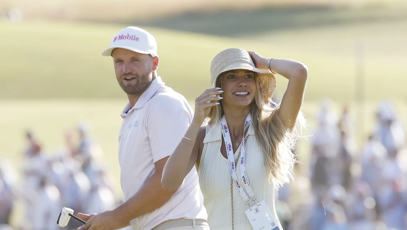 Wyndham Clark s přítelkyní Emily Tanner po triumfu na U.S. Open 2026. Americký golfista se zapsal mezi vítěze majorů na ikonickém Shinnecock Hills