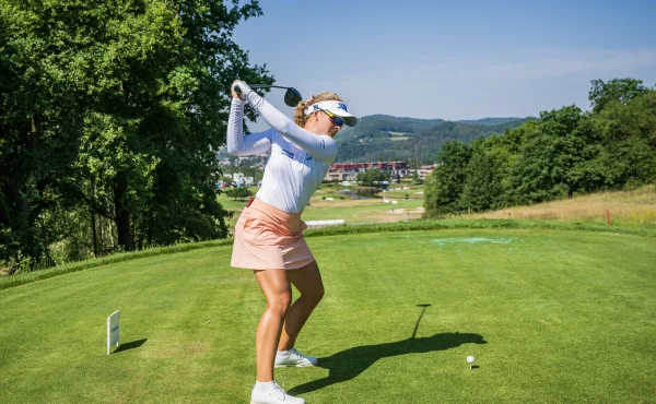 Sára Kousková zvládla divoké třetí kolo v paru a na AIG Women’s Open stoupá pořadím