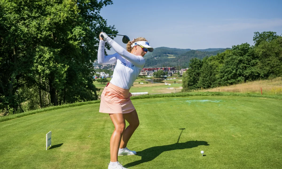 Sára Kousková zvládla divoké třetí kolo v paru a na AIG Women’s Open stoupá pořadím
