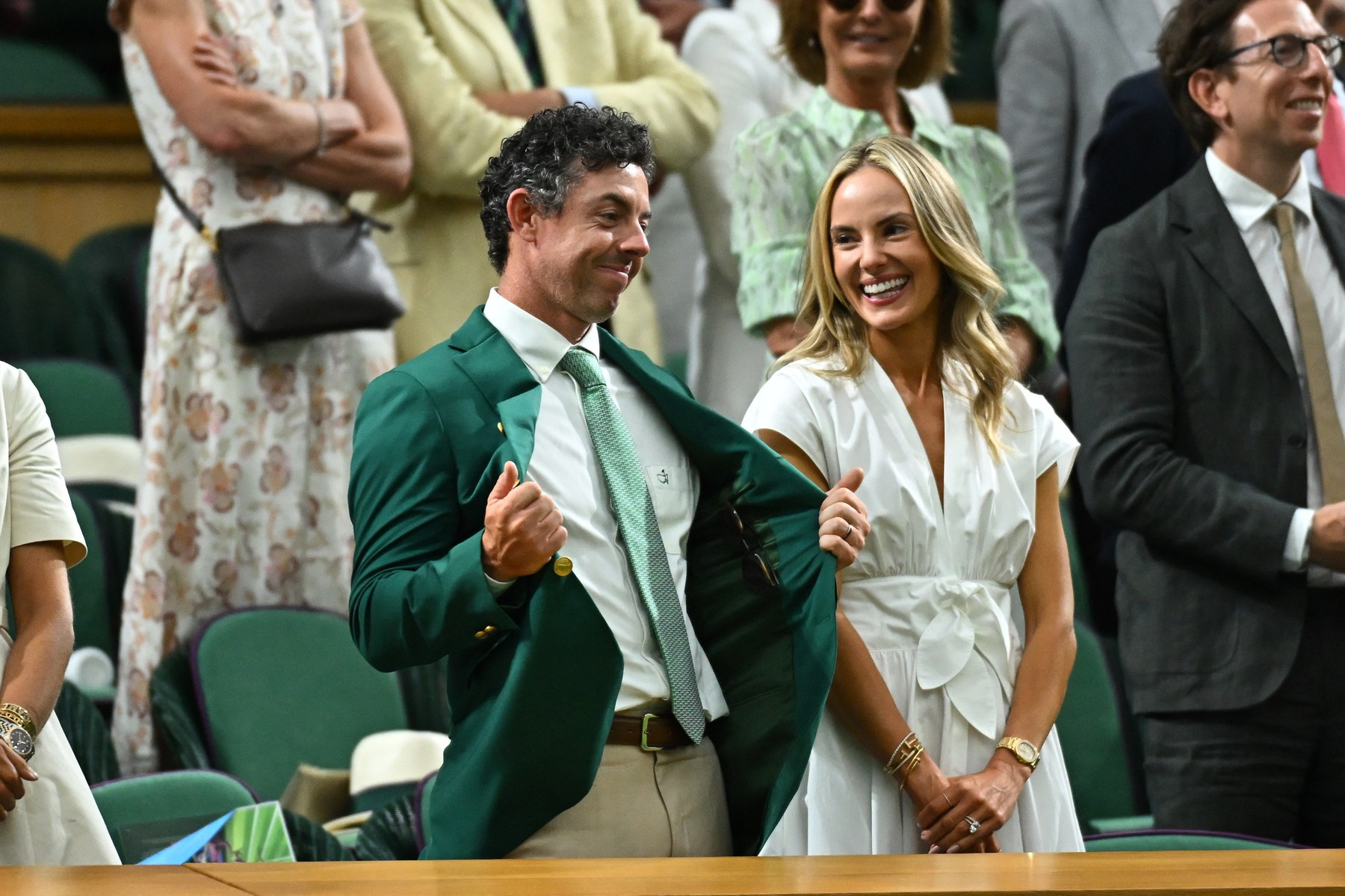 Rory McIlroy s manželkou Ericou Stoll na Wimbledonu. Pozornost poutalo jeho ikonické zelené sako vítěze Masters