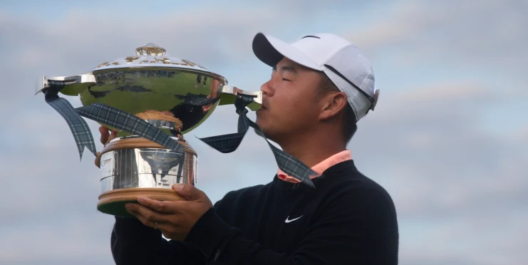 Tom Kim ukončil 1000 dní temna a ovládl Scottish Open. První mu gratuloval Tiger Woods