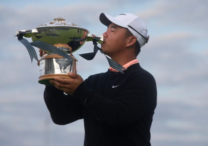 Tom Kim ukončil 1000 dní temna a ovládl Scottish Open. První mu gratuloval Tiger Woods