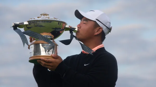 Tom Kim ukončil 1000 dní temna a ovládl Scottish Open. První mu gratuloval Tiger Woods