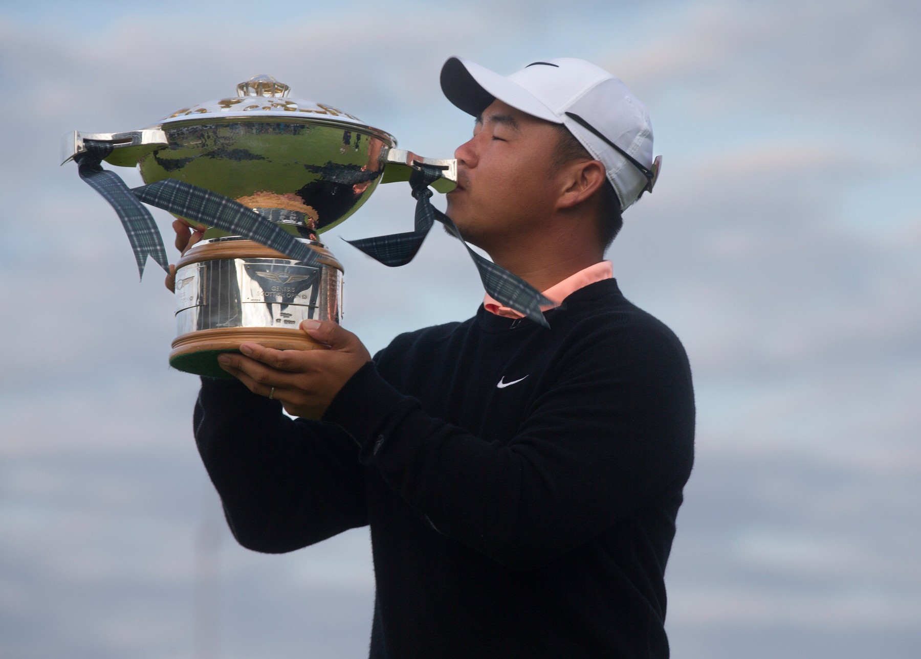 Po 1 001 dnech je zpět na vrcholu. Tom Kim triumfoval na Genesis Scottish Open a znovu zvedl nad hlavu trofej PGA Tour
