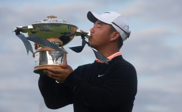 Tom Kim ukončil 1000 dní temna a ovládl Scottish Open. První mu gratuloval Tiger Woods