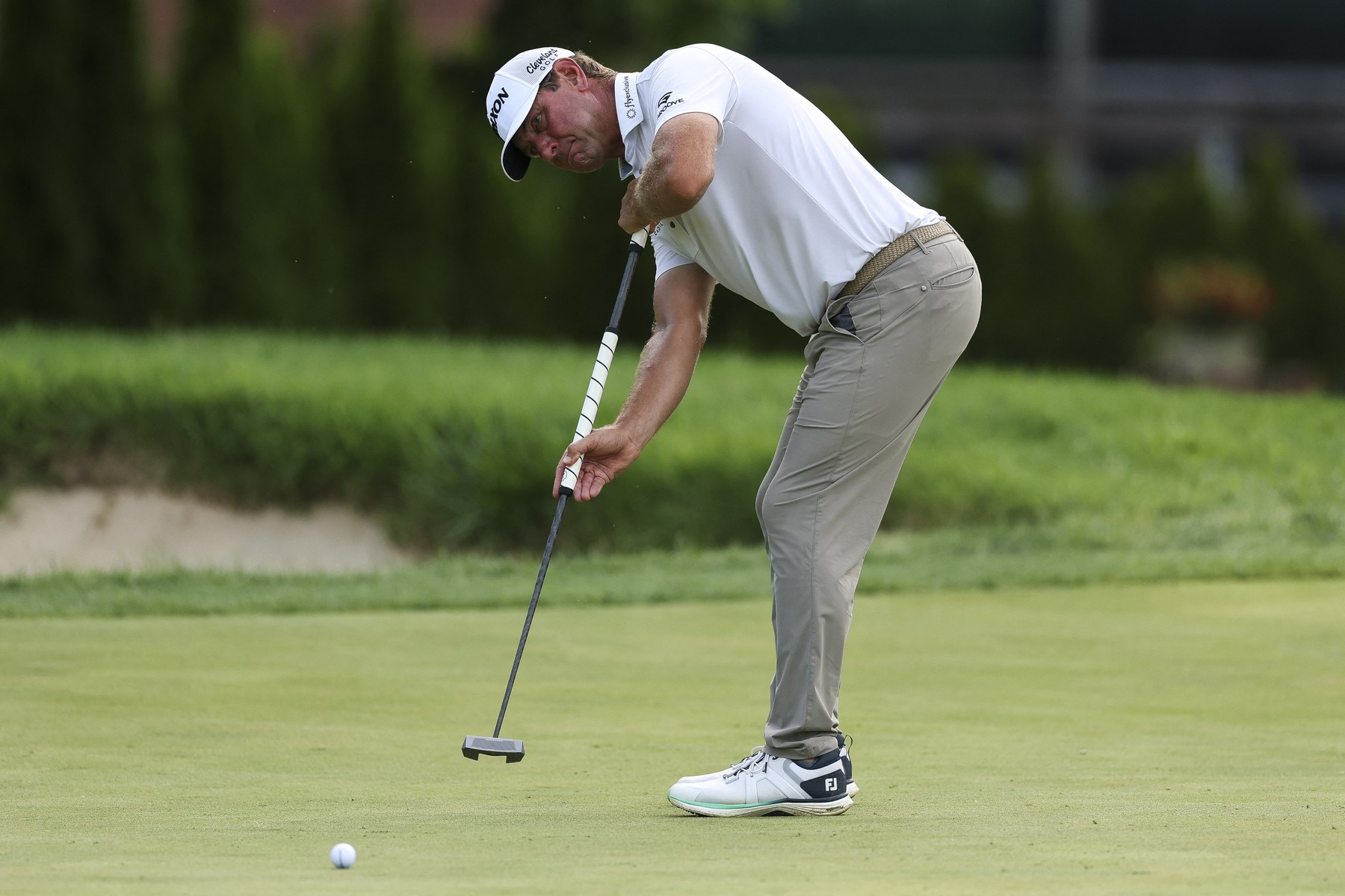 Lucas Glover si po závěrečném puttu na 3M Open sundal boty a rozpoutal debatu o AimPointu i stopách po kovových hrotech na měkkých greenech