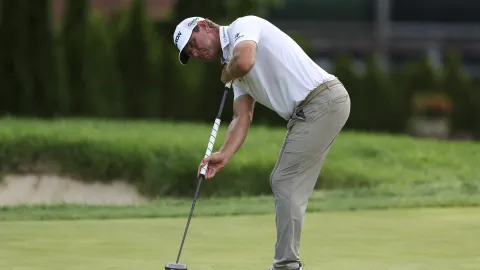 Glover šokoval na PGA. Po posledním puttu si zul boty a pro míček došel v ponožkách